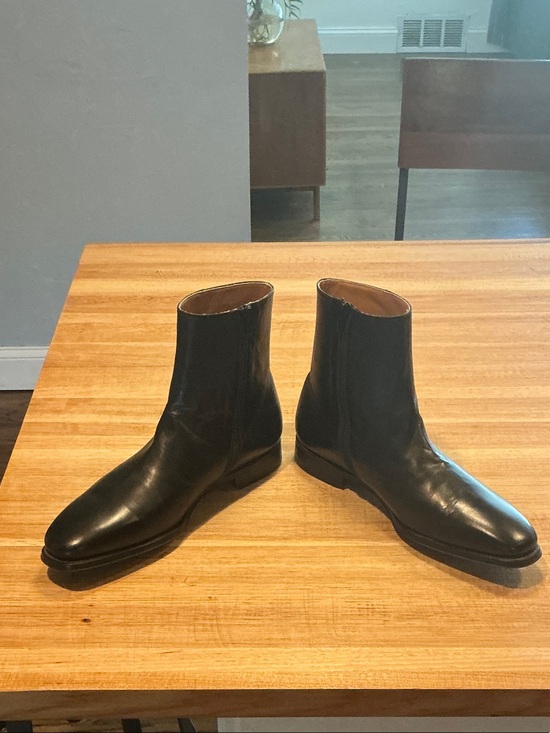 Magnanni Black Leather Zip Ankle Boots Size 8D.  Never worn outside my home.